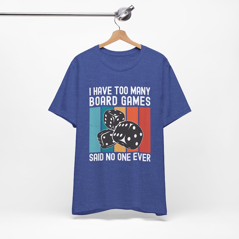 Camiseta de juego de mesa. "Tengo demasiados juegos de mesa", nadie lo ha dicho nunca. Regalos divertidos para coleccionistas y entusiastas de los juegos de mesa. Camiseta unisex divertida. imagen 8