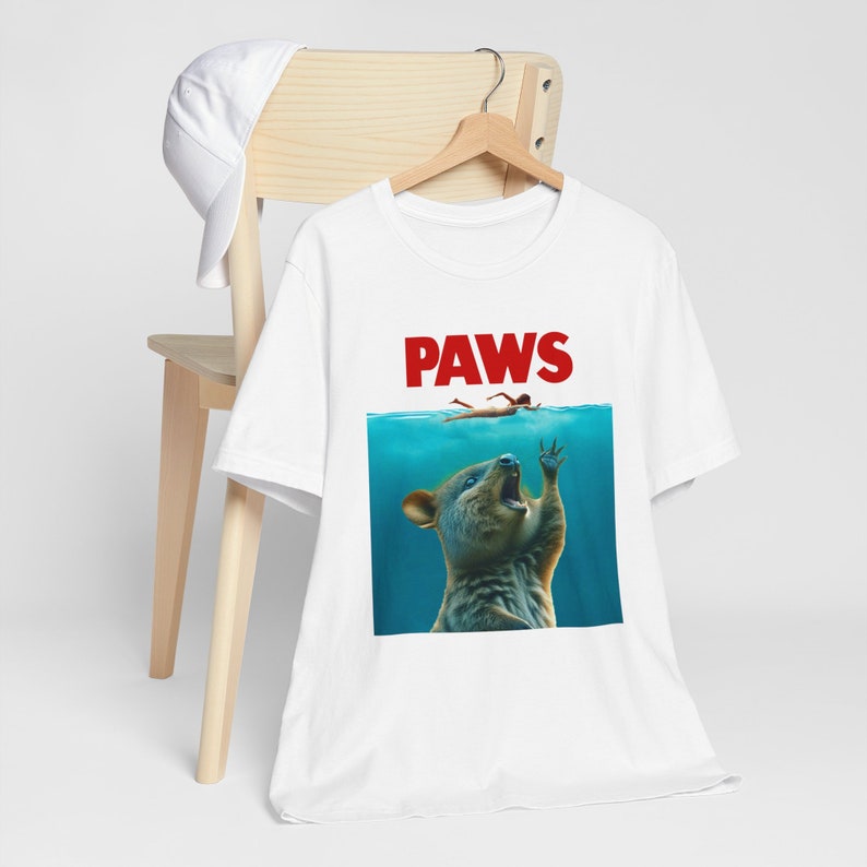 Camiseta Paws Quokka, regalos divertidos para amantes de los quokka, camiseta con temática de quokka con parodia de póster de película, camiseta unisex con meme de quokka, entusiasta de los quokka imagen 2
