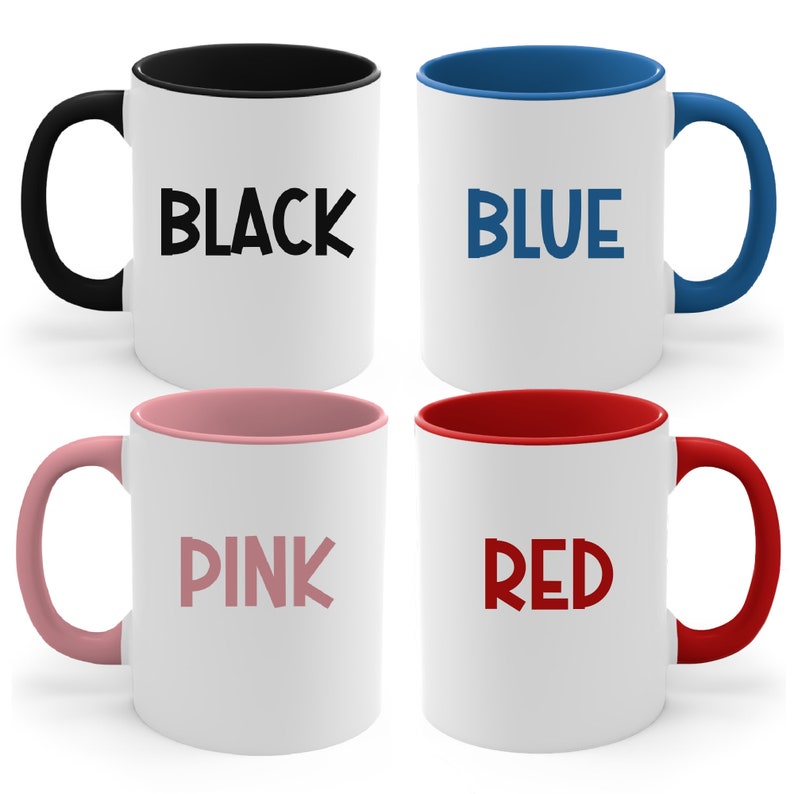 Op de afbeelding: Vier keramische mokken met verschillende gekleurde randen. De mokken zijn wit met zwarte, blauwe, roze en rode tekst die "BLACK", "BLUE", "PINK" en "RED" zegt.