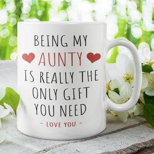Op de afbeelding: Witte keramische mok met zwarte tekst die luidt: "Being my Aunty is really the only gift you need - Love you -" met twee rode harten rond het woord "Aunty".