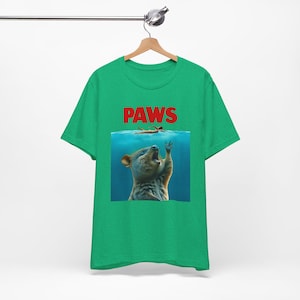 Camiseta Paws Quokka, regalos divertidos para amantes de los quokka, camiseta con temática de quokka con parodia de póster de película, camiseta unisex con meme de quokka, entusiasta de los quokka imagen 5