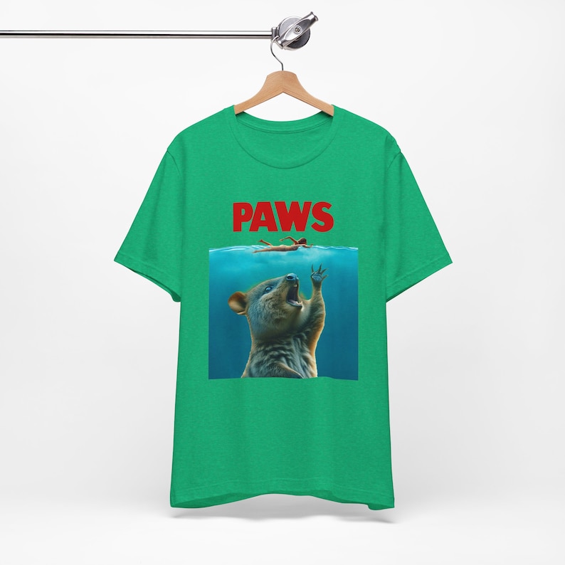 Camiseta Paws Quokka, regalos divertidos para amantes de los quokka, camiseta con temática de quokka con parodia de póster de película, camiseta unisex con meme de quokka, entusiasta de los quokka imagen 5