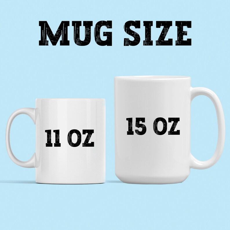 Puede incluir: Dos tazas de cer&aacute;mica blanca con texto negro. La taza m&aacute;s peque&ntilde;a es de 11 oz y la taza m&aacute;s grande es de 15 oz.