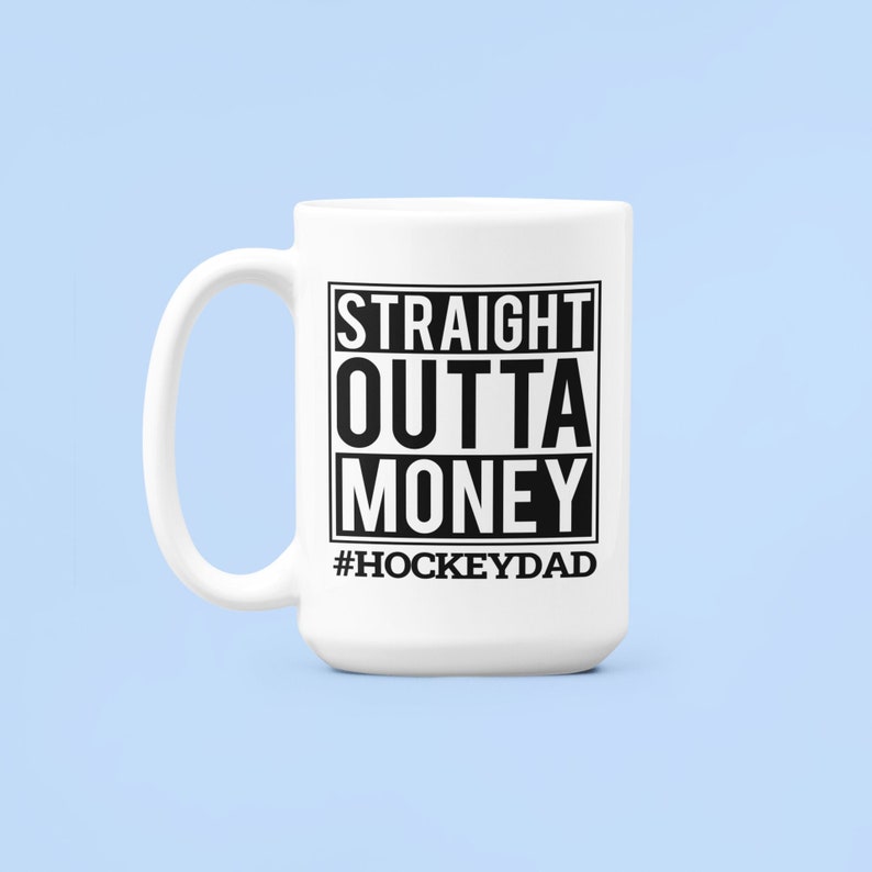 Puede incluir: Taza de caf&eacute; de cer&aacute;mica blanca con texto negro que dice "STRAIGHT OUTTA MONEY #HOCKEYDAD".
