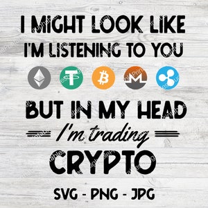 Könnte beinhalten: Schwarzweißes Grafik mit dem Text "Ich mag aussehen, als würde ich zuhören, aber in meinem Kopf tradere ich Krypto." Der Text ist von verschiedenen Kryptowährungslogos umgeben, darunter Bitcoin, Ethereum und Litecoin.