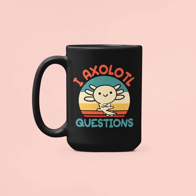 Pode incluir: Caneca de caf&eacute; preta com um gr&aacute;fico retr&ocirc; de um axolotl com o texto "I axolotl questions".
