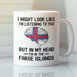 Regalos de las Islas Feroe, taza de las Islas Feroe, taza de café divertida, puede que parezca que te estoy escuchando, pero en mi cabeza estoy en las Islas Feroe.