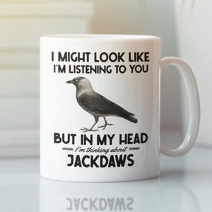 Caneca engraçada de Jackdaw, presentes para amantes de melro Jackdaw, na minha cabeça estou pensando em Jackdaws, presente de xícara de café para entusiastas de pássaros bem-humorados