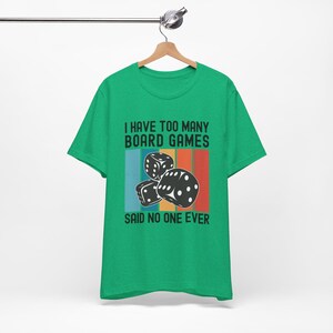 Camiseta de juego de mesa. "Tengo demasiados juegos de mesa", nadie lo ha dicho nunca. Regalos divertidos para coleccionistas y entusiastas de los juegos de mesa. Camiseta unisex divertida. imagen 5