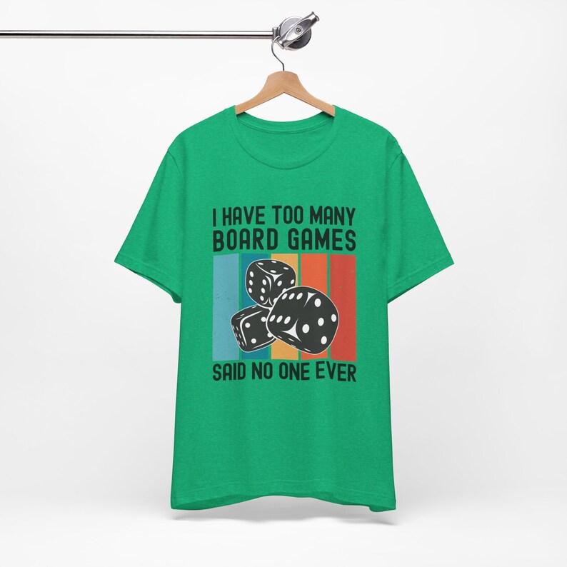 Camiseta de juego de mesa. "Tengo demasiados juegos de mesa", nadie lo ha dicho nunca. Regalos divertidos para coleccionistas y entusiastas de los juegos de mesa. Camiseta unisex divertida. imagen 5