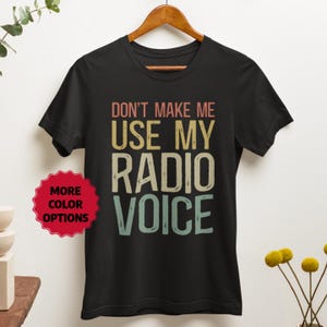 Peut inclure: T-shirt noir avec un graphisme vintage qui dit "Ne me fais pas utiliser ma voix de radio".