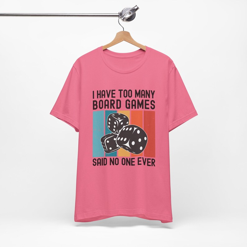 Camiseta de juego de mesa. "Tengo demasiados juegos de mesa", nadie lo ha dicho nunca. Regalos divertidos para coleccionistas y entusiastas de los juegos de mesa. Camiseta unisex divertida. imagen 10