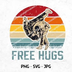 Puede incluir: Gráfico de estilo retro con dos figuras de artes marciales sobre un fondo de puesta de sol con rayas rojas, naranjas, amarillas y azules. El texto "FREE HUGS" está debajo. Disponible en formatos PNG, SVG y JPG.