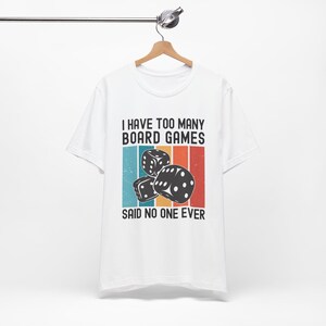 Camiseta de juego de mesa. "Tengo demasiados juegos de mesa", nadie lo ha dicho nunca. Regalos divertidos para coleccionistas y entusiastas de los juegos de mesa. Camiseta unisex divertida. imagen 2