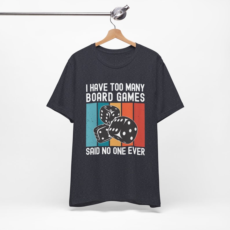 Camiseta de juego de mesa. "Tengo demasiados juegos de mesa", nadie lo ha dicho nunca. Regalos divertidos para coleccionistas y entusiastas de los juegos de mesa. Camiseta unisex divertida. imagen 6