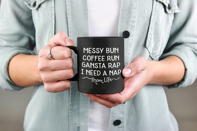 Pode incluir: Caneca de caf&eacute; preta com texto branco que diz "Messy Bun Coffee Run Gansta Rap I Need A Nap ~Mom Life~"