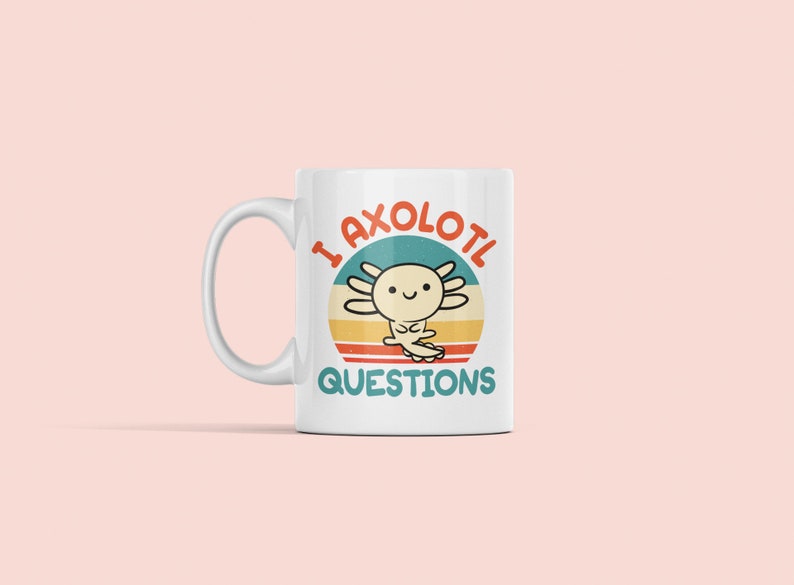 Pode incluir: Caneca de cer&acirc;mica branca com um gr&aacute;fico retro colorido de um axolote com o texto "I axolotl questions".