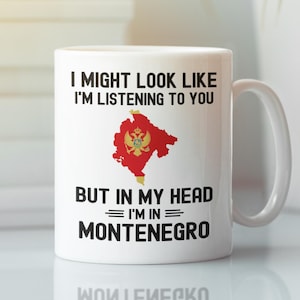 Regalos de Montenegro, Taza de Montenegro, Divertida Taza de Café Montenegrino, Puede que parezca que te estoy escuchando, pero en mi cabeza estoy en Montenegro