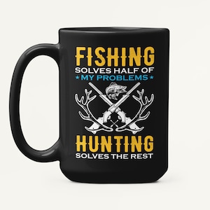 Puede incluir: Taza de café negra con un diseño blanco que dice "La pesca resuelve la mitad de mis problemas* La caza resuelve el resto". El diseño también incluye una caña de pescar y un rifle cruzados con un pez.