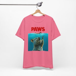 Camiseta Paws Quokka, regalos divertidos para amantes de los quokka, camiseta con temática de quokka con parodia de póster de película, camiseta unisex con meme de quokka, entusiasta de los quokka imagen 9