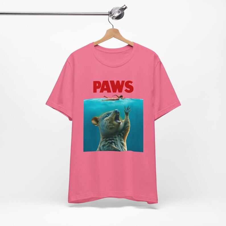 Camiseta Paws Quokka, regalos divertidos para amantes de los quokka, camiseta con temática de quokka con parodia de póster de película, camiseta unisex con meme de quokka, entusiasta de los quokka imagen 9