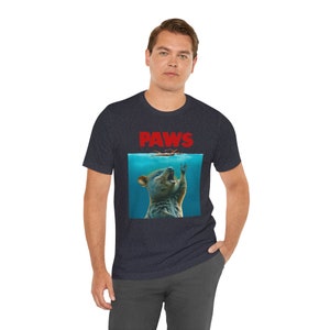 Camiseta Paws Quokka, regalos divertidos para amantes de los quokka, camiseta con temática de quokka con parodia de póster de película, camiseta unisex con meme de quokka, entusiasta de los quokka imagen 7