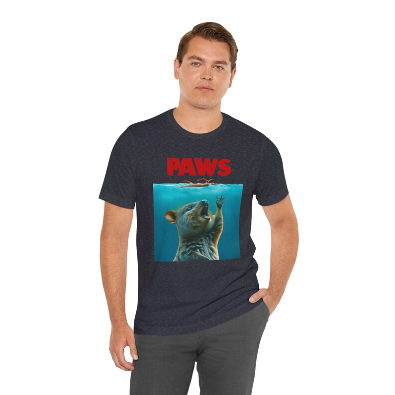Camiseta Paws Quokka, regalos divertidos para amantes de los quokka, camiseta con temática de quokka con parodia de póster de película, camiseta unisex con meme de quokka, entusiasta de los quokka imagen 7