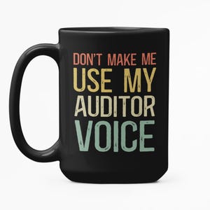 Könnte beinhalten: Schwarze Kaffeetasse mit einer Grafik im Vintage-Stil, auf der "Lass mich nicht meine Auditor-Stimme benutzen" steht.