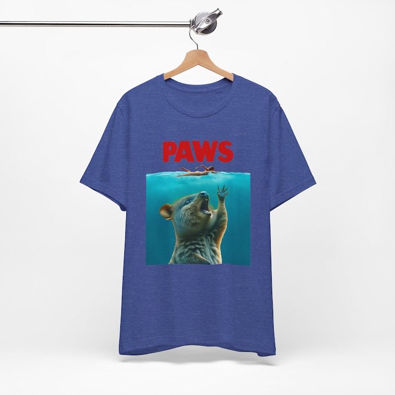 Camiseta Paws Quokka, regalos divertidos para amantes de los quokka, camiseta con temática de quokka con parodia de póster de película, camiseta unisex con meme de quokka, entusiasta de los quokka imagen 6