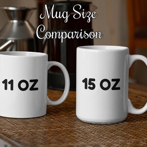 Pu&ograve; includere: Confronto affiancato di due tazze in ceramica bianca. La tazza a sinistra &egrave; da 11 oz e la tazza a destra &egrave; da 15 oz.