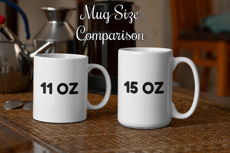 Pu&ograve; includere: Confronto affiancato di due tazze in ceramica bianca. La tazza a sinistra &egrave; da 11 oz e la tazza a destra &egrave; da 15 oz.