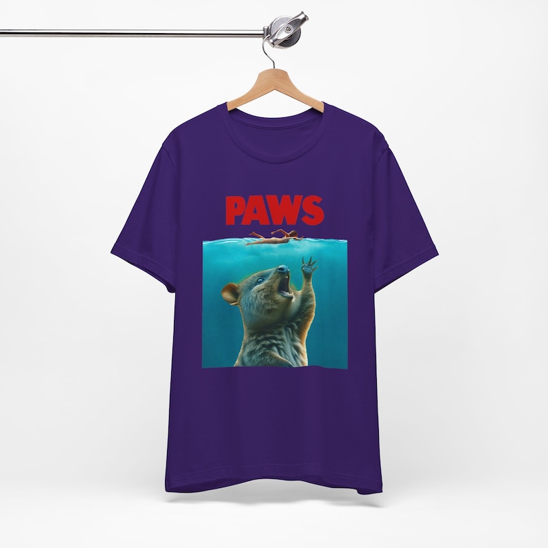 Camiseta Paws Quokka, regalos divertidos para amantes de los quokka, camiseta con temática de quokka con parodia de póster de película, camiseta unisex con meme de quokka, entusiasta de los quokka imagen 8