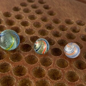 Verzameling van 4 antieke Latticino Core Swirls-knikkers Handgemaakte Duitse glazen knikkers afbeelding 9