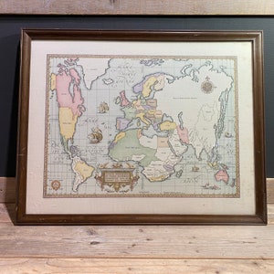 Carte du monde ancienne, eau-forte coloriée à la main - encadrée derrière une vitre