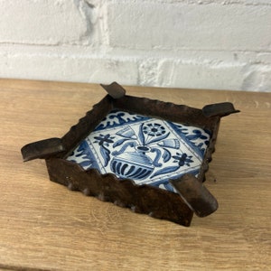 Antyczna popielniczka z płytek Delft Blue