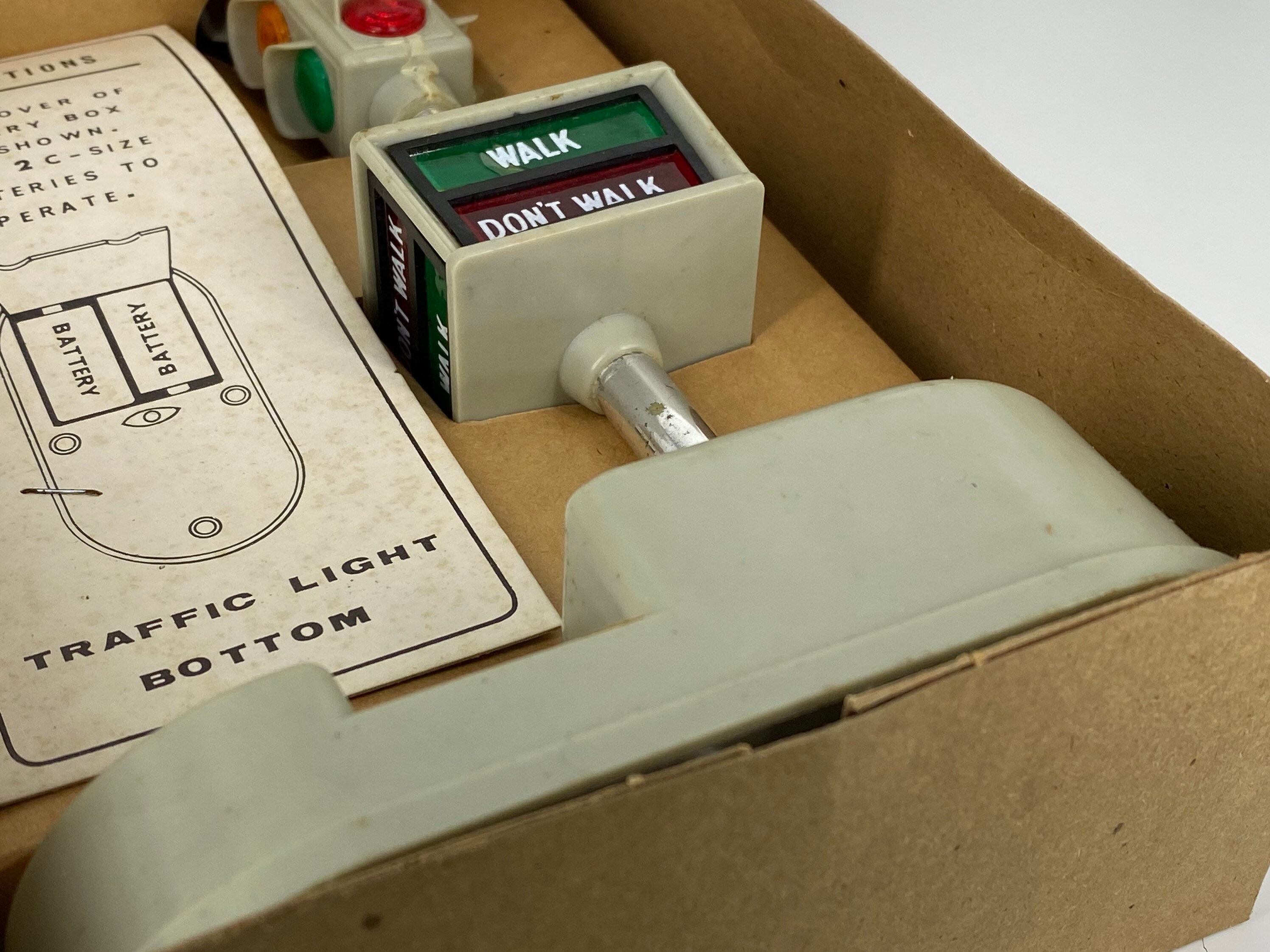 Vintage Battery Operated Traffic Light Toy Verkehrsampel Hong Kong ca 70er Jahre 