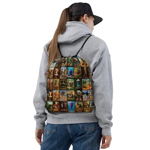 Könnte beinhalten: Kordelzug-Rucksack mit einer Collage farbenfroher Illustrationen. Das Kunstwerk zeigt ein Raster aus bunten Kreaturen und Charakteren. Die Tasche hat schwarze Kordelzüge und wird über den Schultern getragen.