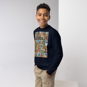 Puede incluir: Sudadera azul marino con un collage colorido de arte fantástico. La obra de arte, dispuesta en una cuadrícula, muestra diversas criaturas y escenas. La sudadera es de material suave, adecuada para uso casual. Medidas en centímetros.