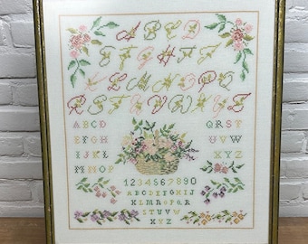 Stickmustertuch mit Blumen und Alphabet - Stickerei - Gobelin - Patchwork - Baumwollarbeit - Gerahmt