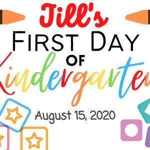 以下が含まれることがあります： 「Jill's First Day of Kindergarten」というテキストと「August 15, 2020」という日付が書かれたカラフルなグラフィック。クレヨン、積み木、虹色のフォントが特徴です。
