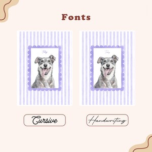 以下が含まれることがあります： 舌を出した犬の水彩画イラストが描かれた2枚の長方形のプリント。薄紫色のストライプの背景に、紫色のスカラップフレームで囲まれています。犬の上には「Toby」の文字があり、下部には「Cursive」と「Handwriting」というラベルが記載されています。