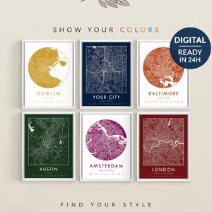 Puede incluir: Seis impresiones enmarcadas de mapas de ciudades en varios colores, incluyendo dorado, azul marino y óxido. Cada mapa tiene un diseño circular con el nombre de la ciudad y las coordenadas debajo. El texto dice "SHOW YOUR COLORS" y "FIND YOUR STYLE". Descarga digital lista en 24 horas.