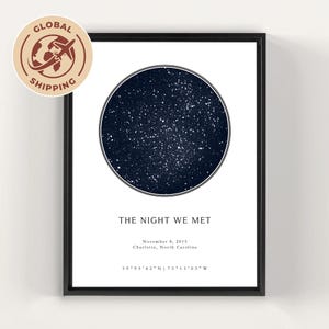 Könnte beinhalten: Ein gerahmter vertikaler Wandkunstdruck mit einer kreisförmigen dunkelblauen Sternenkarte auf weißem Hintergrund. Der Text lautet THE NIGHT WE MET, November 8, 2015, Charlotte, North Carolina, und die Koordinaten 39°95'42" N | 75°15'03" W.