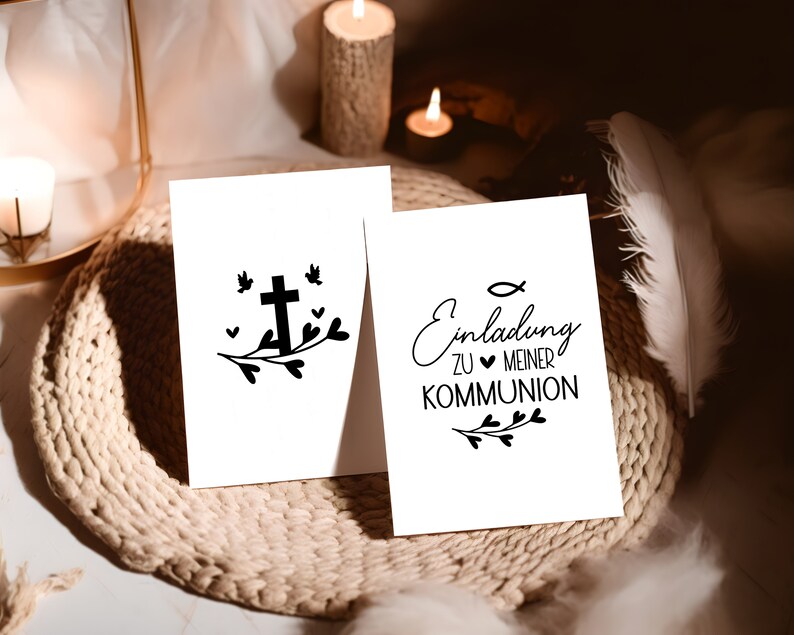 Peut inclure: Deux cartes blanches avec du texte et des graphiques noirs. La premi&egrave;re carte repr&eacute;sente une croix avec un motif floral et la deuxi&egrave;me carte dit "Einladung zu meiner Kommunion" avec un symbole de poisson et un motif floral.