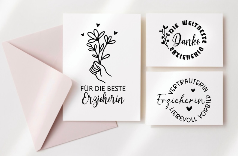 K&ouml;nnte beinhalten: Drei wei&szlig;e Karten mit schwarzer Tinte. Die erste Karte zeigt eine Hand, die einen Blumenstrau&szlig; h&auml;lt, und den Text "F&uuml;r die beste Erzieherin". Die zweite Karte zeigt einen Kranz aus Bl&auml;ttern mit dem Text "Die Weltbeste Danke Erzieherin". Die dritte Karte zeigt einen Kranz aus Bl&auml;ttern mit dem Text "Vertrauterin Erzieherin Liebevoll Vorbild".