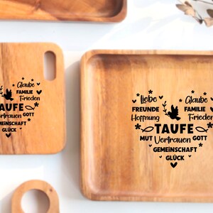 May include: Two wooden serving trays with a black engraved design. The design includes the words "Liebe", "Freunde", "Hoffnung", "Glaube", "Familie", "Frieden", "Taufe", "Mut", "Vertrauen", "Gott", "Gemeinschaft", and "Gl&uuml;ck".
