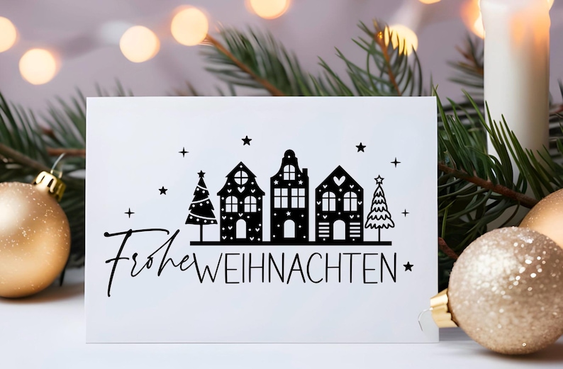 Puede incluir: Una tarjeta blanca con texto negro e ilustraciones. El texto dice "Frohe Weihnachten" y las ilustraciones son de una fila de casas con corazones y estrellas, y dos &aacute;rboles de Navidad.