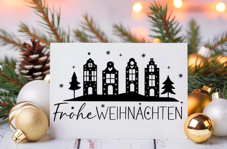 Puede incluir: Una tarjeta blanca con una silueta negra de una fila de casas con un &aacute;rbol de Navidad a cada lado. El texto "Frohe Weihnachten" est&aacute; escrito debajo de las casas.