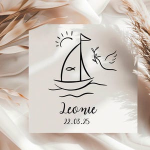 Pu&ograve; includere: Un'illustrazione in bianco e nero di una barca a vela con un sole, un pesce e un uccello su sfondo bianco. Il testo "Leonie 22.08.25" &egrave; sotto l'illustrazione.