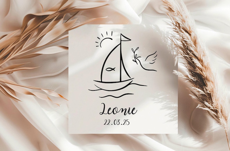 Pu&ograve; includere: Un'illustrazione in bianco e nero di una barca a vela con un sole, un pesce e un uccello su sfondo bianco. Il testo "Leonie 22.08.25" &egrave; sotto l'illustrazione.